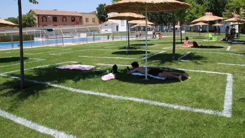 Las parcelas para tomar el sol seguirán presentes esta temporada de baño en la Piscina Municipal de La Solana