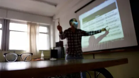 Profesor dando clase
Foto: RTVE