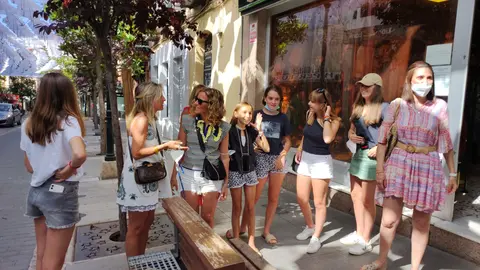 Familiares con y sin mascarilla en la calle.