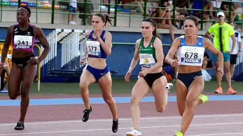 Paula Sevilla -camiseta verde- volvió a exhibir su enorme talento sobre el tartán                
Foto: Víctor Lerena