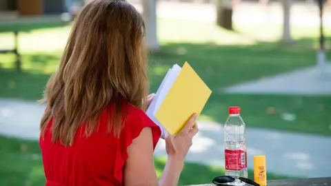 Mujer leyendo en un parque
