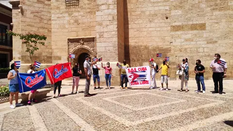 Manifestación en apoyo a Cuba en Plaza de España