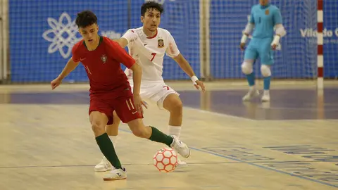 Álex Naranjo con la Selección Española Sub-19 en un partido contra Portugal