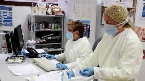 Alejandra Delgado y María José Romero preparan viales en el Centro de Salud de La Solana