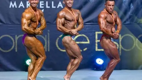 Fran López-Astilleros, en el centro con su medalla de oro (Foto: Federación Española de Fisicoculturismo y Fitness)
