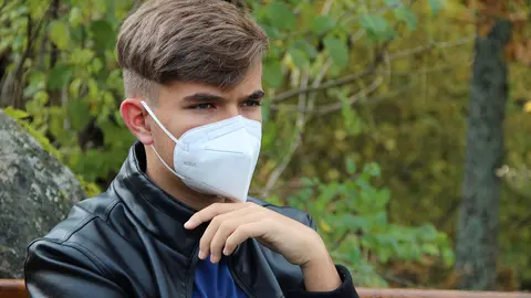 Chico con mascarilla en la calle