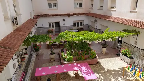 Patio de la Residencia de Ancianos de Nuestra Señora de Peñarroya preparado para las actividades celebradas el 'Dia del abuelo'