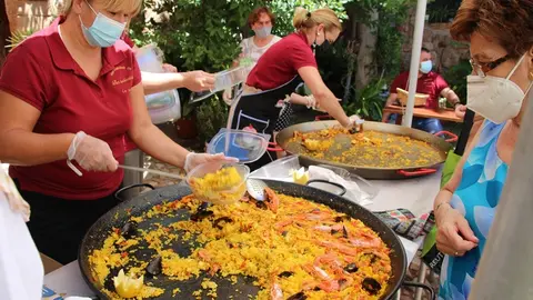 Directivas de la hermandad preparando las raciones de paella
Foto: Gaceta