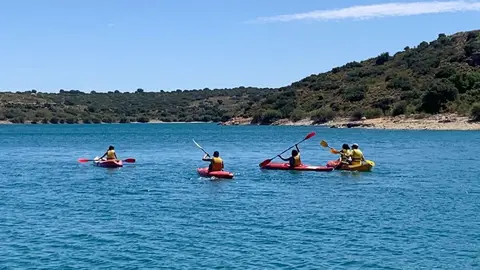 Varios participantes practicando piraguismo en el pantano de Peñarroya   

Foto: A Juventud