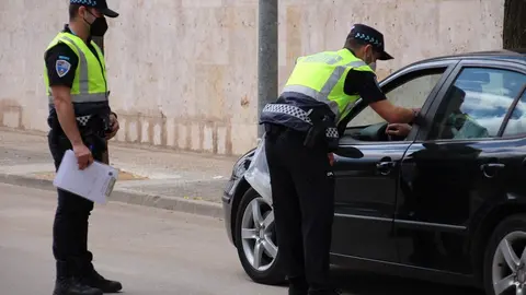 Agentes de la Policía Local de La Solana haciendo un control de alcoholemia