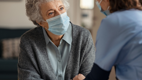 Persona mayor en una residencia