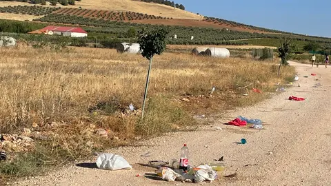 Restos de botellón en la prolongación del camino de Membrilla de Valdepeñas