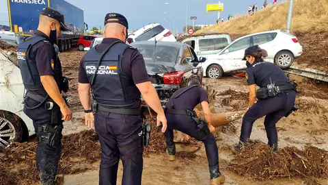 La Policía Nacional ayudando a la gente que se había quedado atrapada en la carretera tras las inundaciones de Toledo