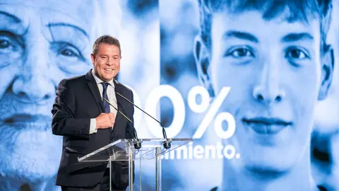 El jefe del Ejecutivo autonómico, Emiliano García-Page, visita, junto al presidente del Gobierno de España, Pedro Sánchez, el servicio de vacunación centralizada de Guadalajara