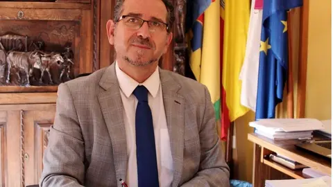 Luis Díaz-Cacho en su despacho de alcaldía