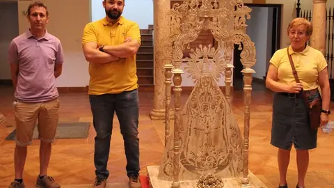 Manuel Torres -centro- junto al mayordomo y presidenta de la cofradía