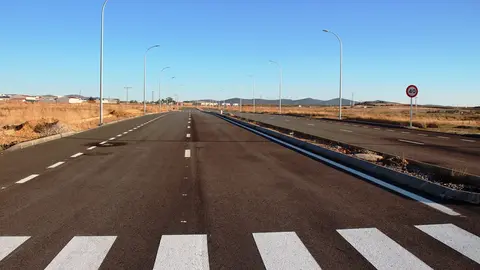 Imagen del Vial-8 del Parque Empresarial de La Solana, en torno al que se construirán las naves industriales