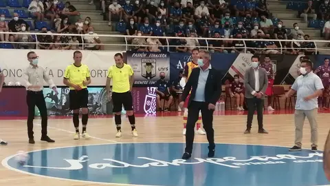 Saque de honor del alcalde, previo al Trofeo Fútbol Sala Ciudad del Vino