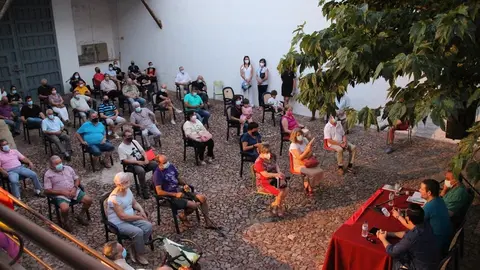 Panorámica de la charla celebrada en el patio exterior de la Casa de la Encomienda