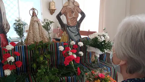 Ofrenda de flores a la Virgen de Consolación en la Residencia de Mayores Monteval