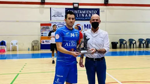 Rafa Rato recibiendo el trofeo de subcampeón