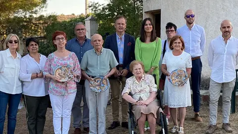 Isabel del Rey -con vestido blanco- posa con su premio junto a la fundadora del certamen, Amparo Gaviria
