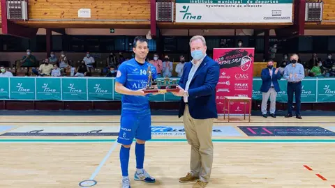 Rafael Rato recibiendo el Trofeo Feria Ciudad de Albacete tras ganar el Viña Albali Valdepeñas por 6-1 al Albacete FS