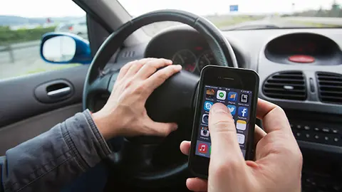 Conductor utilizando el móvil