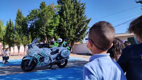 Exhibición de la Guardia Civil en el Colegio Cervantes de Santa Cruz de Mudela