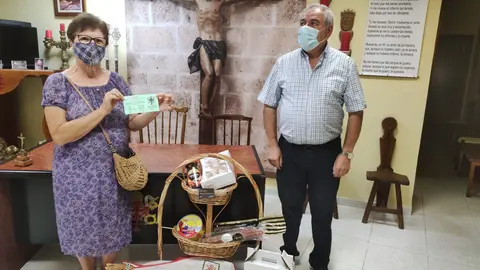 La ganadora de la rifa, Justina Barba, y Jerónimo García, hermano mayor de la Hermandad del Santo Sepulcro