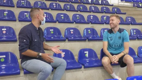 Javi Garoz entrevistando a Batería en HD Hoy Deportes