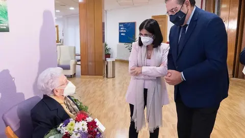 Araceli Hidalgo hablando con la ministra de Sanidad, Carolina Darias, y el consejero de Sanidad, Jesús Fernández Sanz, antes de recibir la tercera dosis de la vacuna contra la COVID-19