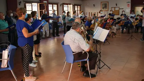 El coro y rondalla durante un ensayo en el Centro de Mayores de La Solana