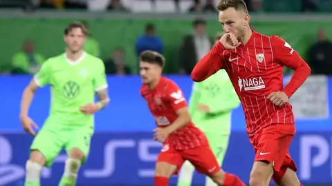 Iván Romero -en el centro- tras el gol del empate de Rakitic -a la derecha-

Foto Fiedemann Vogel