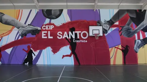 El impresionante mural en el pabellón deportivo del CEIP El Santo de La Solana             

Foto: GACETA