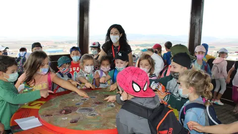 Visita de un grupo de niños al Mirador de Maares de Poblete