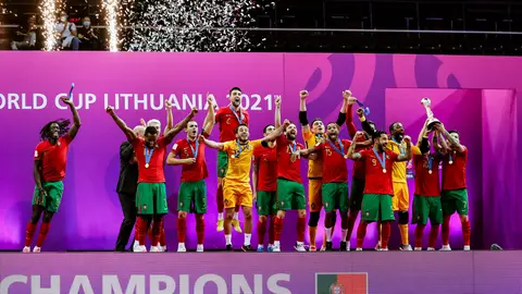 La Selección de Portugal celebrando la Copa del Mundo de fútbol sala