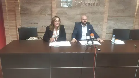 Los concejales de Vox en Valdepeñas, Lola Gómez y Antonio Sánchez