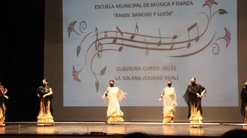 Actuación de alumnas de la Escuela de Música de La Solana en la clausura de la temporada pasada                 
Foto: GACETA