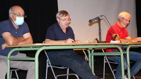 Los delegados Pedro Pacheco y Antonio Delgado junto a Gabriel Mateos-Aparicio    
Foto: GACETA