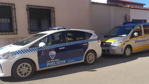 Coche patrulla de la Policía Local de La Solana junto al vehículo radar
Foto: GACETA