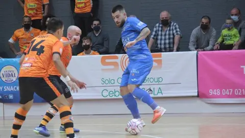 Catela encarando en el Ribera Navarra 2-3 Viña Albali Valdepeñas
Foto: Aspil-Jumpers Ribera Navarra FS