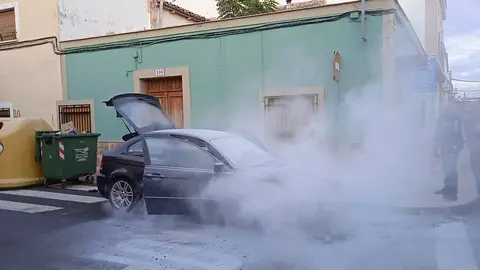Coche incendiado en la calle Mediodía de Valdepeñas