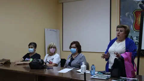 La presidenta de la Asociación de Viudas, de pie, en la asamblea de viudas