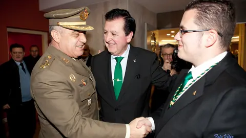 El anterior Jefe del Ejército saluda al hermano mayor de la Cofradía, en presencia del secretario general.