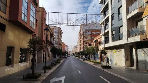 Instalación de las luces de Navidad en la calle Seis de Junio