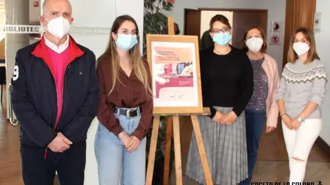 Docentes de los centros junto a las psicólogas ponentes