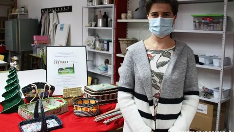 Cati Salcedo, monitora del Taller de cestería de papel de La Solana