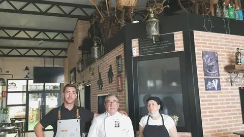 Braulio entre su hijo FErnando y la cocinera  Mari Ángeles