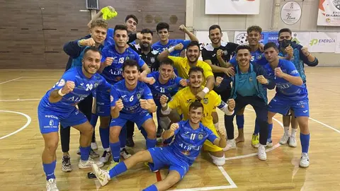 Los jugadores del filial del Viña Albali celebrando su victoria por 4-5 frente al UDAF Afanion